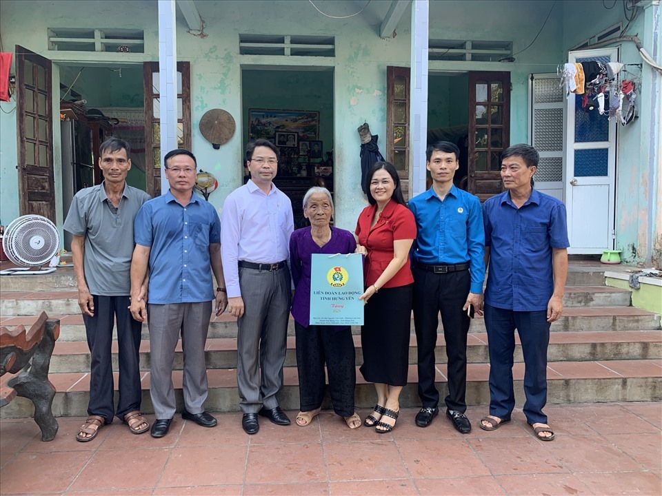 Đề xuất tăng mức tặng quà đối với người có công. Ảnh: LĐLĐ Hưng Yên