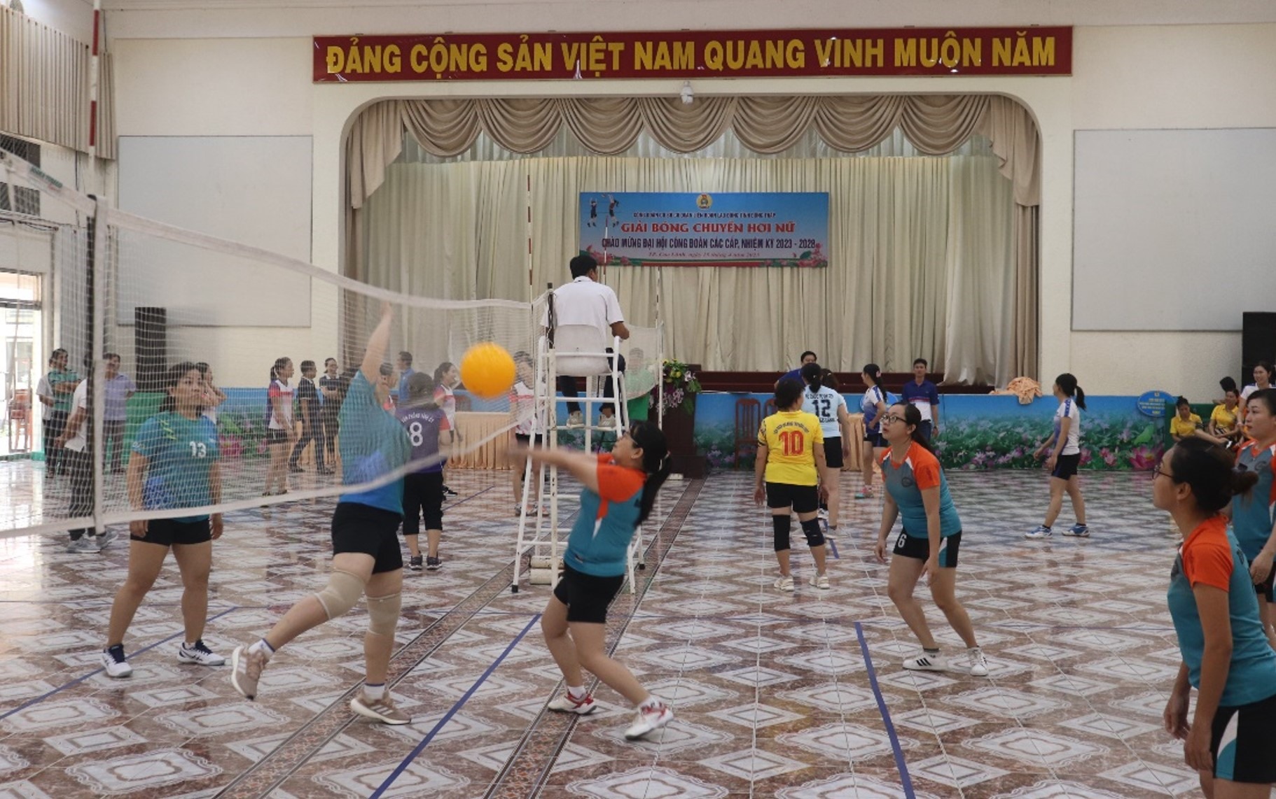 Nữ cán bộ, đoàn viên, người lao động tham gia đi đấu bóng chuyền hơi. Ảnh: Lưu Hùng