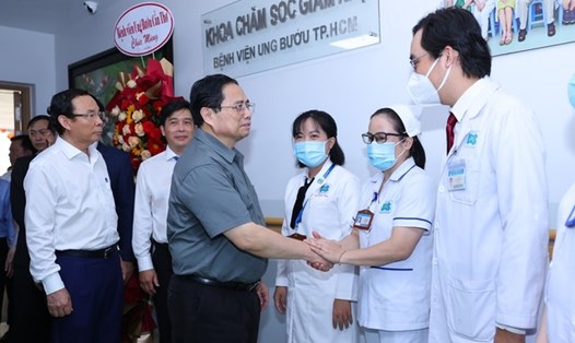 Thủ tướng thăm hỏi đội ngũ bác sĩ Bệnh viện Ung bướu cơ sở 2.  Ảnh: VGP/Nhật Bắc
