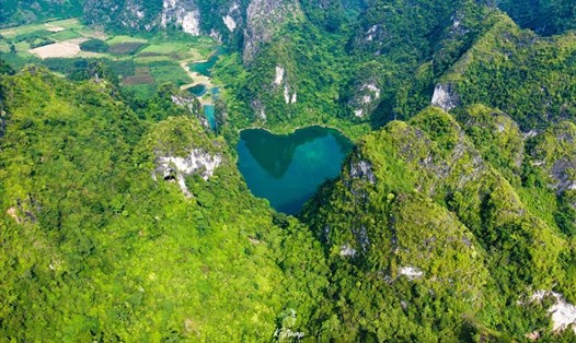 Miền đất Hữu Thịnh yên bình tọa lạc ở huyện Hữu Lũng, tỉnh Lạng Sơn với hồ nước xanh trong xen lẫn núi đá vôi hùng vĩ. Ảnh: Hùng Vĩ