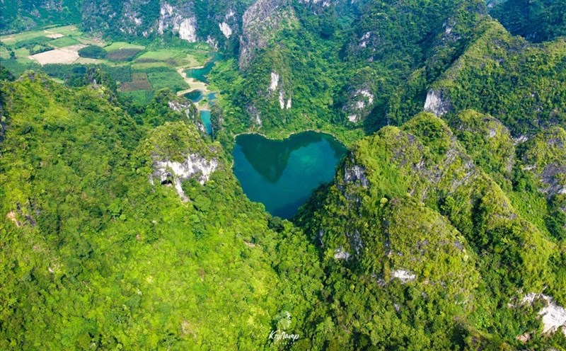 Miền đất Hữu Thịnh yên bình tọa lạc ở huyện Hữu Lũng, tỉnh Lạng Sơn với hồ nước xanh trong xen lẫn núi đá vôi hùng vĩ. Ảnh: Hùng Vĩ