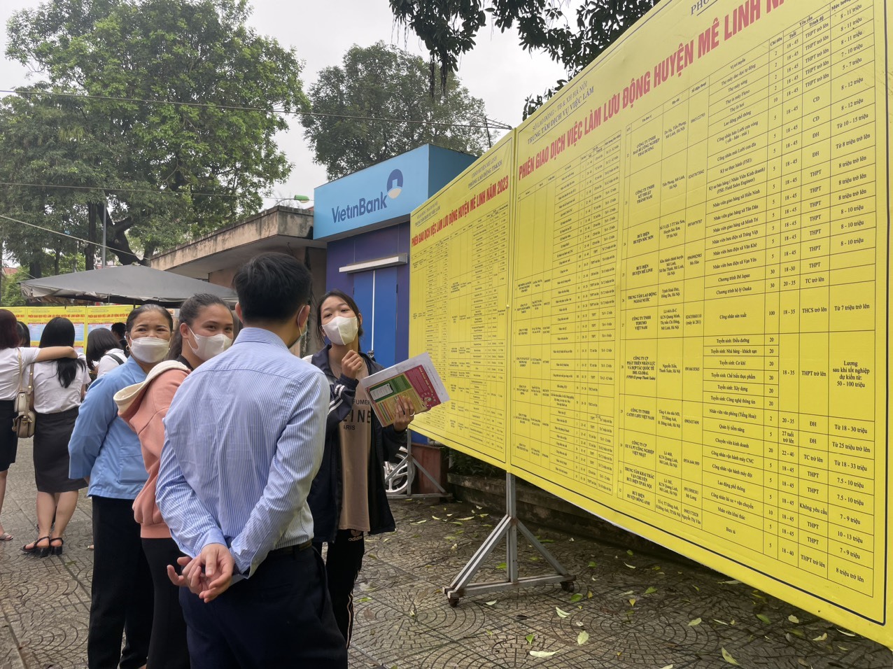 Người lao động tìm việc tại phiên giao dịch việc làm ngày 15.4. Ảnh: Hương Nha.