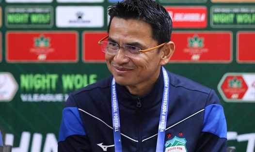 Huấn luyện viên Kiatisak cùng Hoàng Anh Gia Lai nhận thất bại đầu tiên ở V.League 2023. Ảnh: Minh Dân