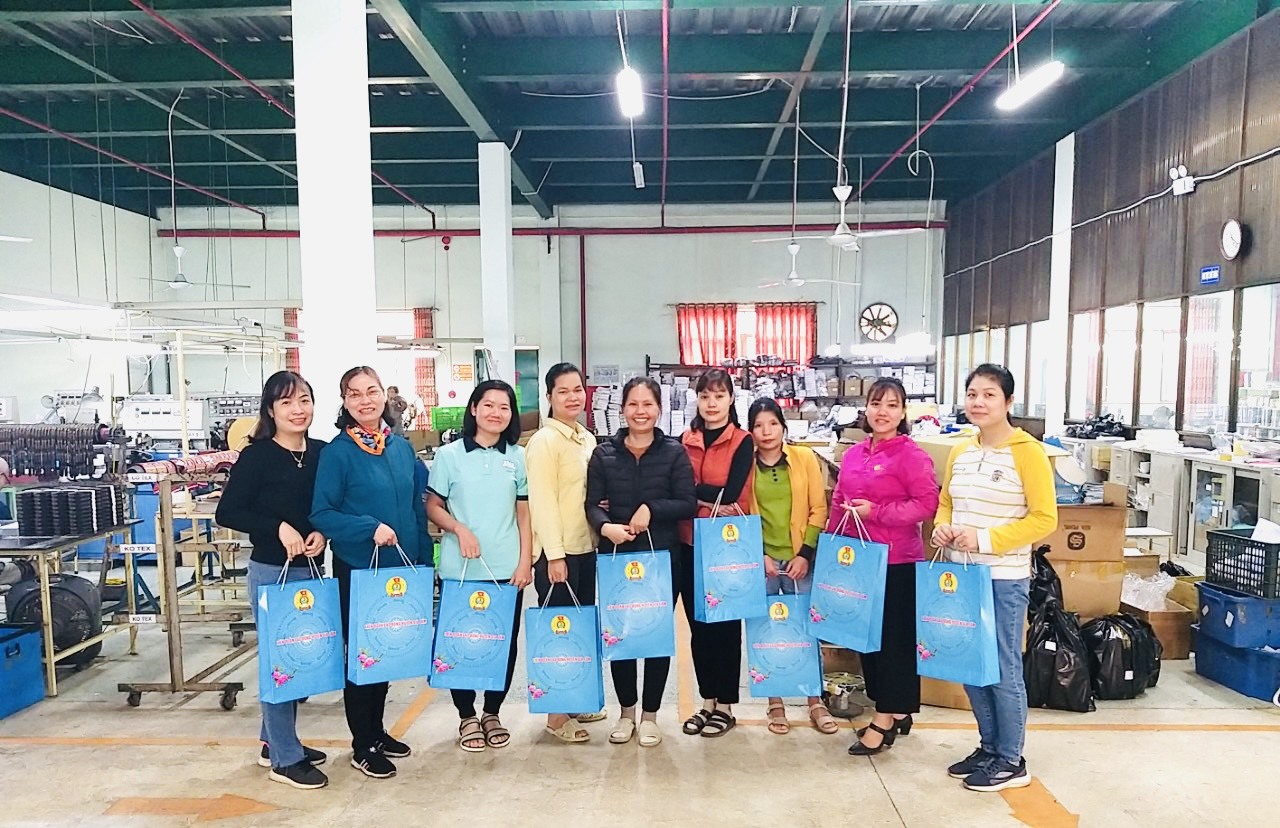 Niềm vui của những nữ công nhân lao động nhận áo dài từ. Ảnh: Công đoàn cơ sở