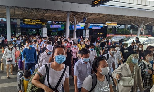 TP Hồ Chí Minh khuyến cáo người dân đeo khẩu trang nơi công cộng.  Ảnh: Anh Tú