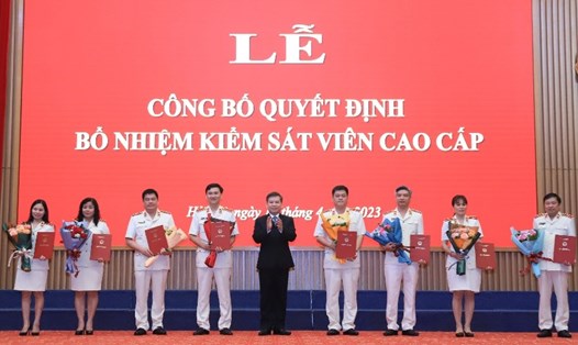 Viện trưởng Viện KSND Tối cao Lê Minh Trí tặng hoa chúc mừng 8 Kiểm sát viên cao cấp được bổ nhiệm. Ảnh: Viện KSND Tối cao