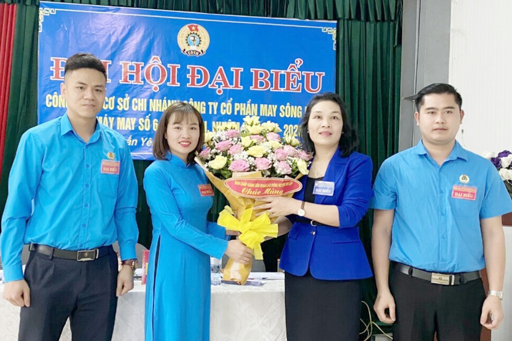 Lãnh đạo Liên đoàn Lao động huyện Yên Lập tặng hoa chúc mừng
Đại hội Công đoàn cơ sở Công ty CP May Sông Hồng - Nhà máy may số 6. Ảnh: Hồng Vân