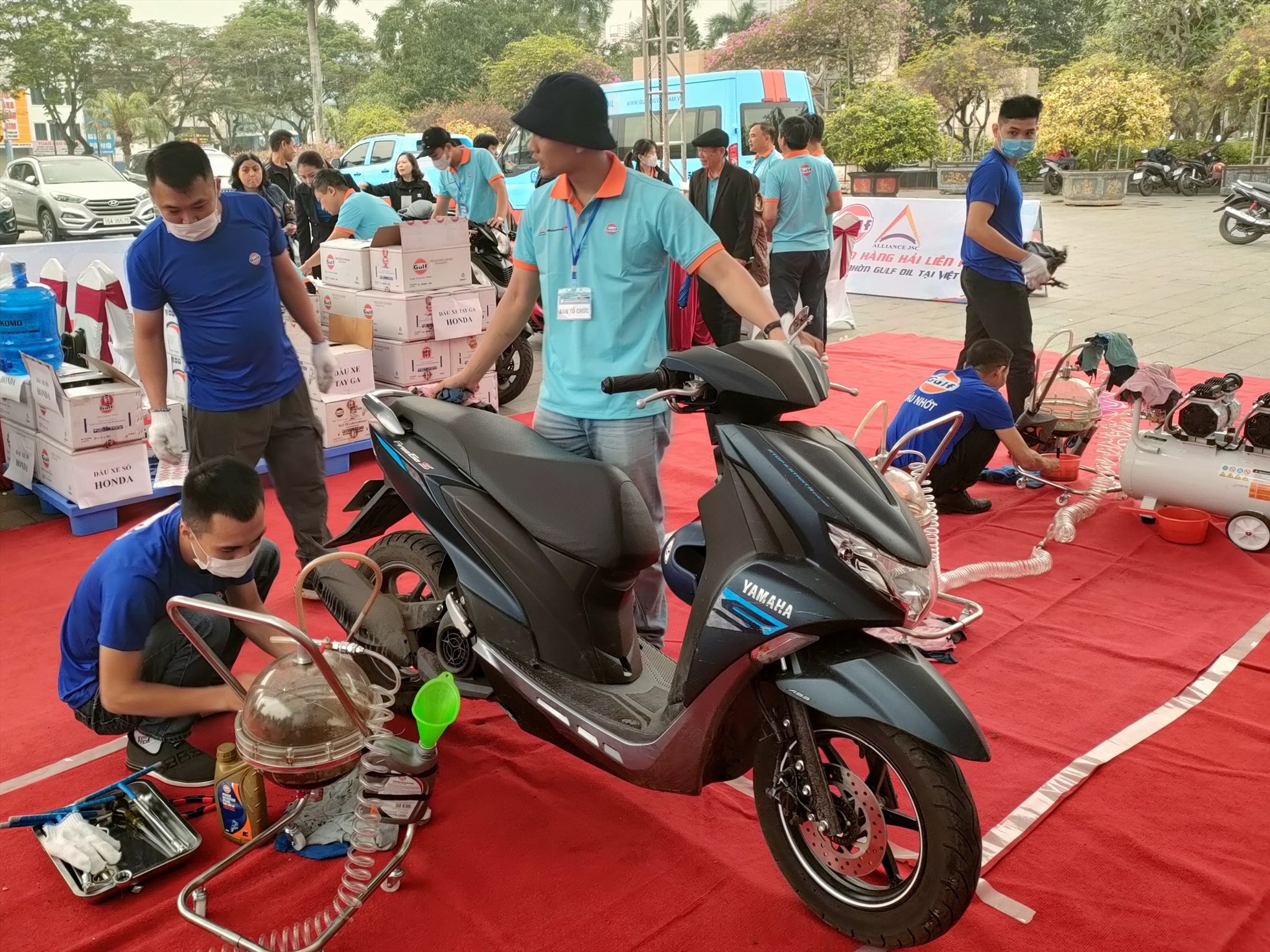 Liên đoàn Lao động TP Hải Phòng thí điểm thay dầu xe máy miễn phí cho đoàn viên hướng tới Tháng Công nhân 2023. Ảnh: Mai Dung