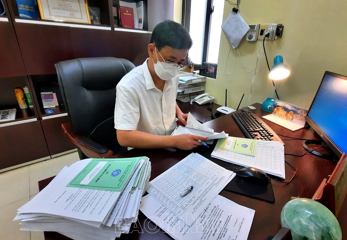 Xét duyệt hồ sơ đề nghị hưởng trợ cấp thất nghiệp của người lao động. Ảnh: Trung tâm DVVL Hà Nam