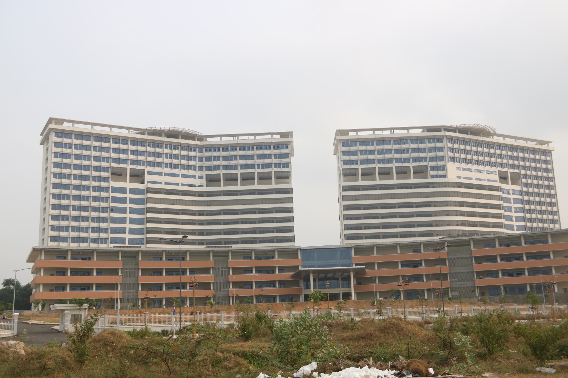 Dự án Bệnh viện Đa khoa 1.500 giường xây dựng gần 10 năm vẫn chưa hoàn thành. Ảnh: Đình Trọng