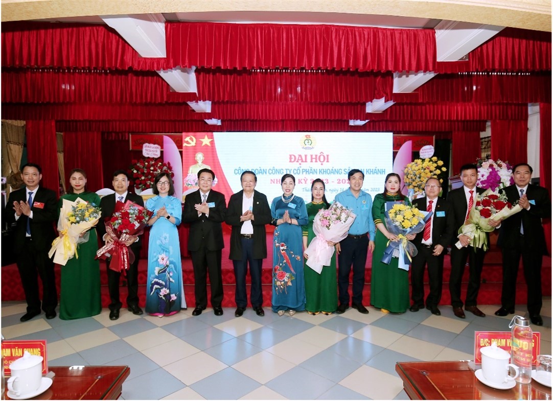 Lãnh đạo LĐLĐ tỉnh Thái Nguyên và Công ty tặng hoa chúc mừng Ban Chấp hành Công đoàn cơ sở Công ty cổ phần khoáng sản An Khánh, nhiệm kỳ 2023-2028. Ảnh: Công đoàn Thái Nguyên