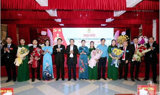 Lãnh đạo LĐLĐ tỉnh Thái Nguyên và Công ty tặng hoa chúc mừng Ban Chấp hành Công đoàn cơ sở Công ty cổ phần khoáng sản An Khánh, nhiệm kỳ 2023-2028. Ảnh: Công đoàn Thái Nguyên