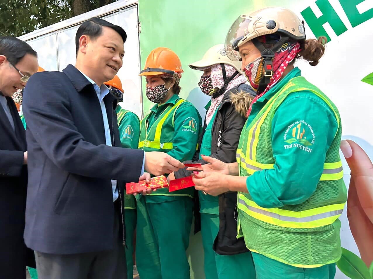 Ông Phạm Việt Dũng - Chủ tịch LĐLĐ tỉnh Thái Nguyên tặng quà, động viên nữ công nhân. Ảnh: Công đoàn tỉnh Thái Nguyên