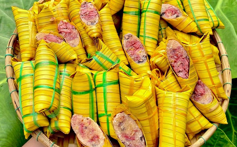 Mẹt bánh lá dừa hấp dẫn với đa dạng loại nhân bánh khác nhau. Ảnh: Bánh lá dừa Sáu Nho