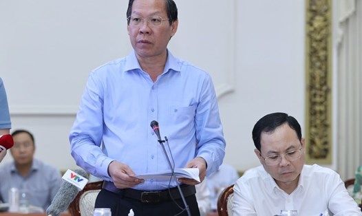Chủ tịch UBND TPHCM Phan Văn Mãi trình bày báo cáo kinh tế - xã hội thành phố quý I/2023. Ảnh: VGP/Nhật Bắc
