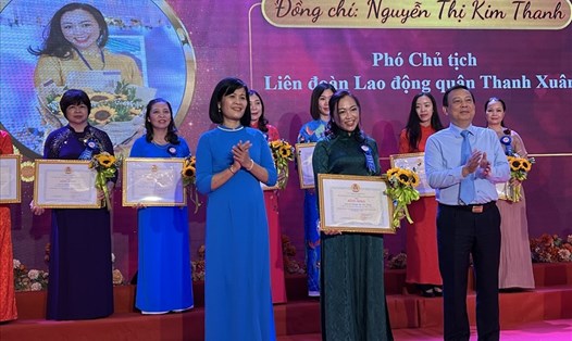 Lãnh đạo Tổng Liên đoàn Lao động Việt Nam và Thành uỷ Hà Nội trao khen thưởng 
 biểu dương cán bộ Công đoàn Thủ đô tiêu biểu giai đoạn 2017-2022. (ảnh minh hoạ). Ảnh: Linh Nguyên