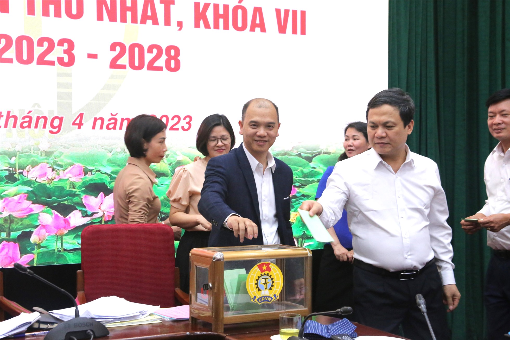 Thực hiện bầu cử tại Hội nghị Ban Chấp hành Công đoàn ngành Giao thông Vận tải Hà Nội lần thứ nhất, nhiệm kỳ 2023-2028. Ảnh: CĐ GTVTHN