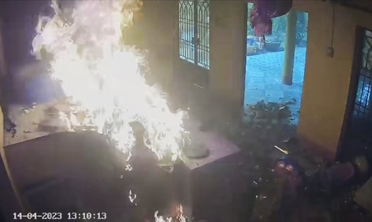 Camera ghi lại hình ảnh đối tượng xông vào chùa đập phá, đốt điện thờ. Ảnh cắt từ clip