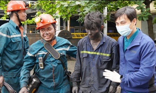 Lực lượng cứu hộ đưa công nhân Phạm Công Nhiên bị mắc kẹt lên mặt đất an toàn. Ảnh: Phạm Cường