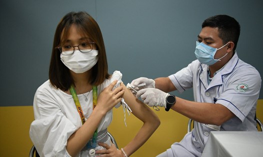 Tiêm vaccine COVID-19 cho công nhân công ty Samsung Bắc Ninh (KCN Yên Phong). Ảnh: Bộ Y tế