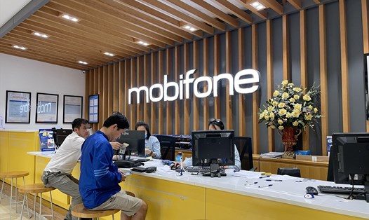 Chi nhánh nhà mạng MobiFone chỉ lác đác khách hàng đến chuẩn hóa thuê bao trong những ngày qua. Ảnh: Hữu Chánh