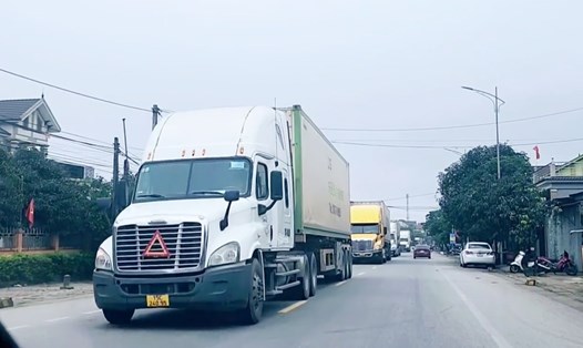 Dòng xe container nối đuôi nhau chày trên đường ven biển Hà Tĩnh đoạn qua huyện Nghi Xuân. Ảnh: Tuấn Hạnh.
