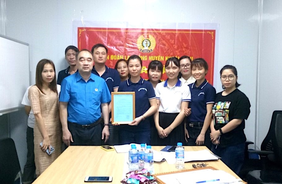 Ông Chu Anh Tuấn - Chủ tịch LĐLĐ huyện Khoái Châu (thứ hai từ trái sang) trao quyết định thành lập công đoàn cơ sở Công ty TNHH nguyên vật liệu bao bì đóng gói Vĩ Nguyệt Tân. Ảnh: Công đoàn  Khoái Châu