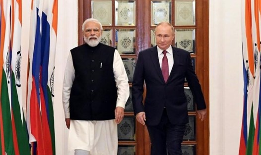 Thủ tướng Ấn Độ Narendra Modi (trái) đón Tổng thống Nga Vladimir Putin thăm Ấn Độ, ngày 6.12.2021. Ảnh: Xinhua
