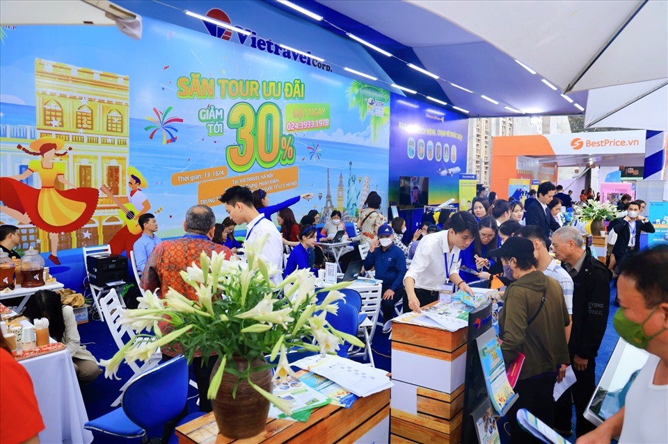Đông đảo du khách quan tâm đến các tour du lịch tại Hội chợ. Ảnh: Vietravel.