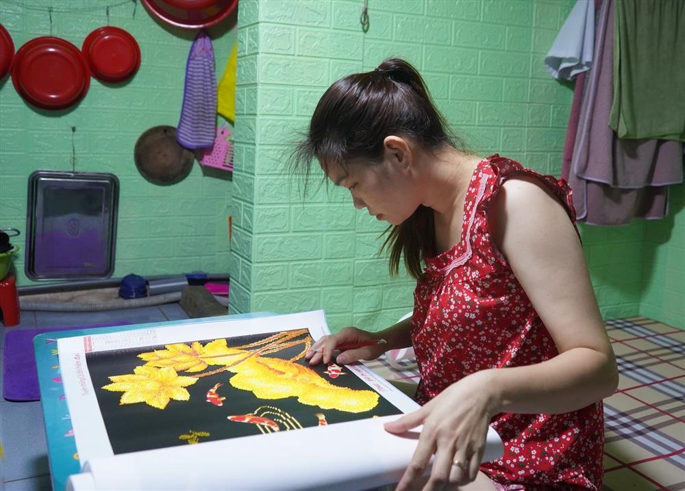 Chị Nguyễn Thu Chân tìm công việc tạm để kiếm thu nhập qua ngày. Ảnh: Phương Ngân