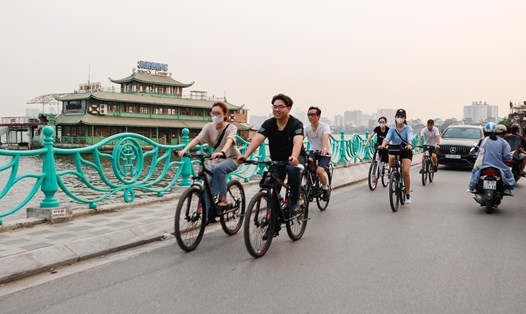 Nhiều người dân lựa chọn đạp xe quanh hồ Tây để rèn luyện sức khỏe cũng như trải nghiệm. Ảnh: Thu Hiền