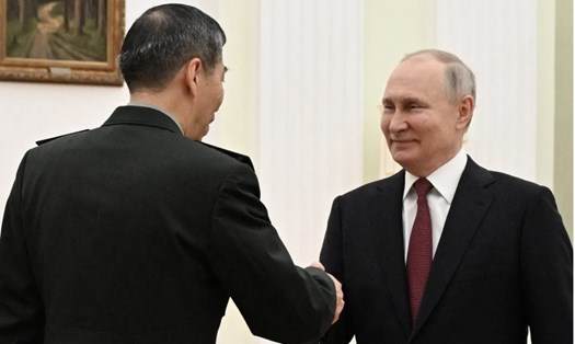Tổng thống Nga Vladimir Putin gặp Bộ trưởng Quốc phòng Trung Quốc Lý Thượng Phúc ngày 16.4. Ảnh chụp màn hình