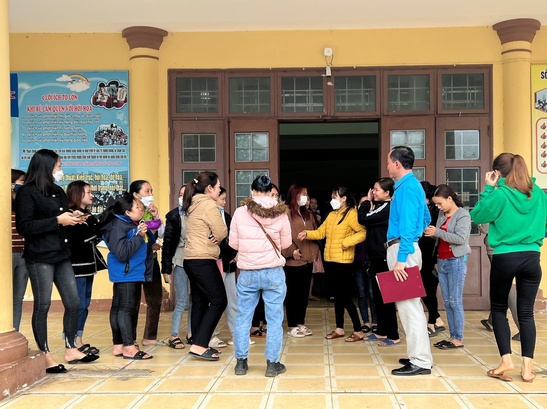 Cán bộ công đoàn đến gặp gỡ, trao đổi với nhóm công nhân bị nợ lương, nợ bảo hiểm xã hội. Ảnh: Hưng Thơ