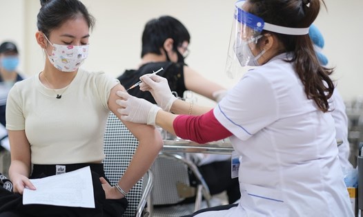 Tiêm vaccine phòng COVID-19 cho người dân. Ảnh: Hải Nguyễn