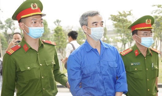 Ông Nguyễn Quang Tuấn (giữa) bị dẫn giải tới toà sáng 17.4. Ảnh: Việt Dũng