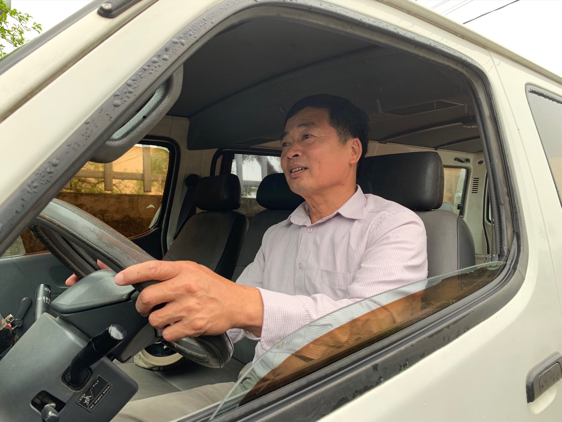 Ông Cường và chiếc xe cứu thương nghĩa tình. Ảnh: Lương Hà