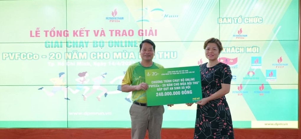 Trao biểu trưng quyên góp 240 triệu đồng cho Quỹ An sinh xã hội. Ảnh: CĐ DKVN