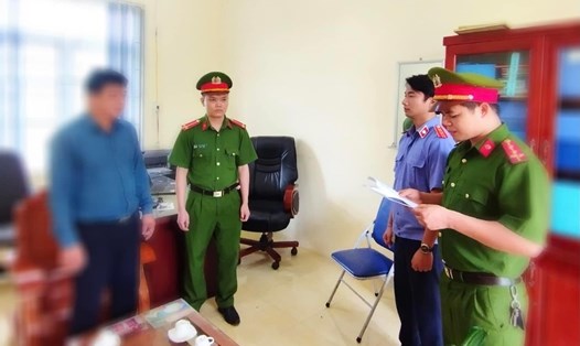 Cơ quan CSĐT đọc lệnh bắt tạm giam bị can Bạch.C.T, Hiệu trưởng Trường TH &THCS xã Bình Sơn để điều tra về tội dâm ô. Ảnh: Công an Hoà Bình