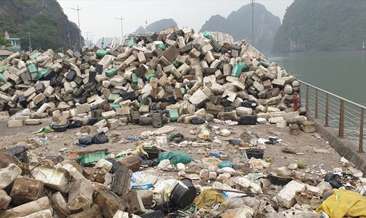 Bãi tập kết rác phao xốp được thu gom từ vịnh Hạ Long. Ảnh: Nguyễn Hùng