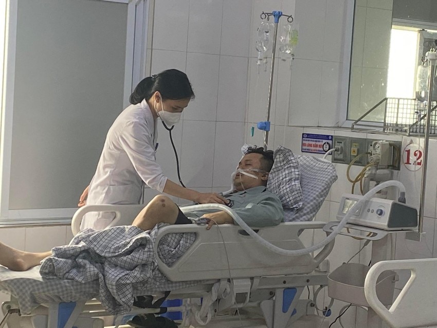 Cấp cứu cho một trường hợp bị tai nạn lao động. Ảnh: Bệnh viện cung cấp