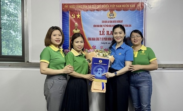 Trao Quyết định thành lập Công đoàn cơ sở Công ty Cổ phần Nông nghiệp công nghệ cao Thăng Long. Ảnh: Khuê Liên