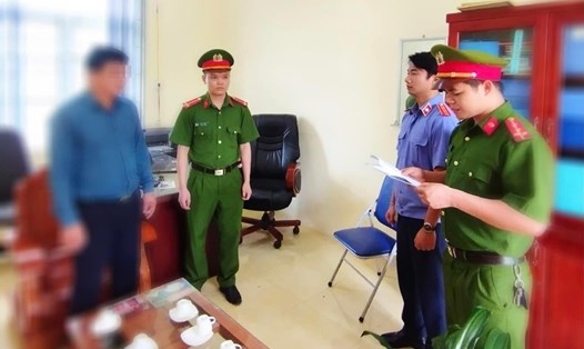 Cơ quan CSĐT đọc lệnh bắt tạm giam bị can Bạch.C.T - Hiệu trưởng Trường TH &THCS xã Bình Sơn - để điều tra về tội dâm ô. Ảnh: Công an Hoà Bình