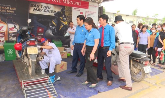 Lãnh đạo công đoàn thăm quan gian hàng thay dầu xe máy miễn phí cho người lao động tại lễ phát động Tháng Công nhân. Ảnh: Công đoàn Thái Nguyên