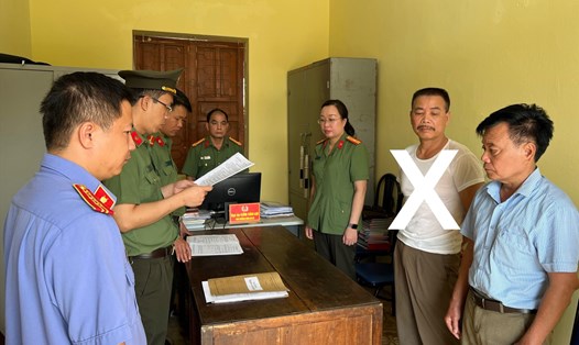 Cơ quan An ninh điều tra Công an tỉnh Sơn La đọc quyết định khởi tố bị can đối với Trịnh Văn Minh. CACC
