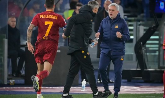 Mourinho thể hiện tài đắc nhân tâm với học trò. Ảnh: AS Roma