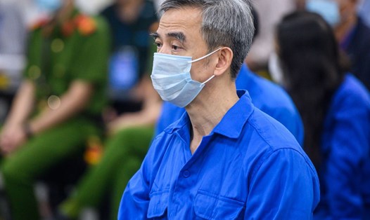 Cựu Giám đốc Bệnh viện Tim Hà Nội Nguyễn Quang Tuấn tại phiên toà. Ảnh: Việt Dũng