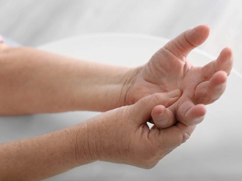 Thoái hóa cột sống cổ có thể gây tê tay phải