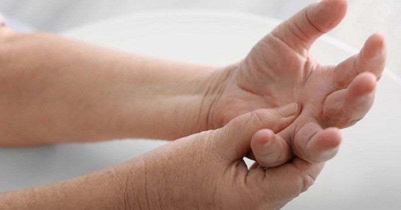 Thoái hóa cột sống cổ có thể gây tê tay phải