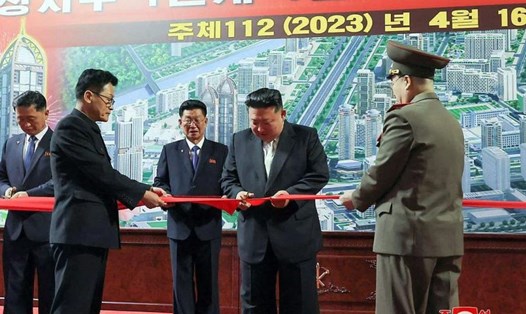 Nhà lãnh đạo Kim Jong-un (giữa) cắt băng khánh thành 10.000 nhà ở hiện đại tại thủ đô Bình Nhưỡng ngày 16.4.2023. Ảnh: AFP/KCNA