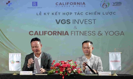 Cú “bắt tay” giữa ông Bùi Đức Long - Chủ tịch Hội đồng quản trị VGS Group và ông Phan Ngọc Huy - Phó Chủ tịch Tập đoàn FLG Việt Nam, đơn vị sở hữu chuỗi California Fitness & Yoga. Ảnh: Quang Thắng
